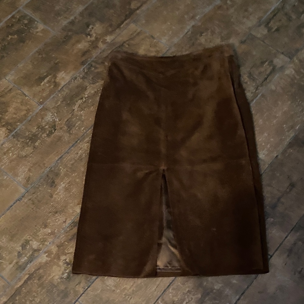 Banana Republic Brown Suede Pencil Skirt. Size 6. 100% leather. Great condition.